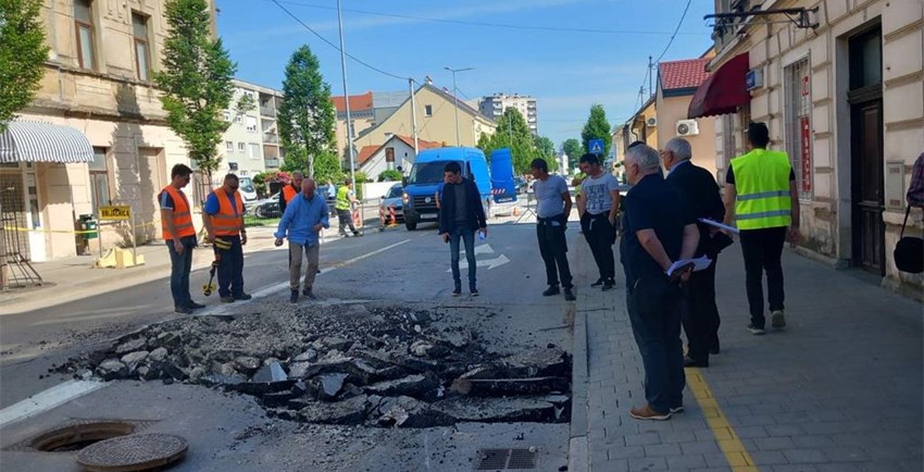 Na Rakovcu najprije uklanjanje dijela nogostupa, potom dodatna zaštita zgrade, a onda sanacija prometnice